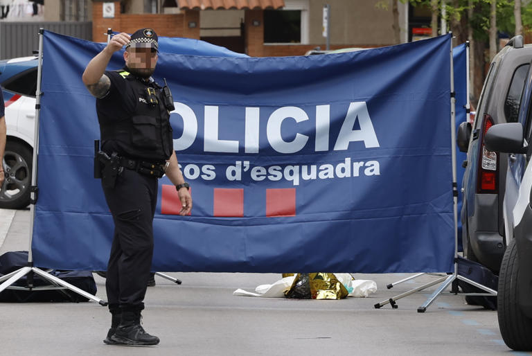 Un hombre mata a una mujer en una calle de Esplugues de Llobregat ...