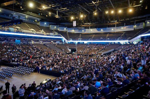 Empty seats in Berkshire Hathaway meeting as crowds fail to show ...