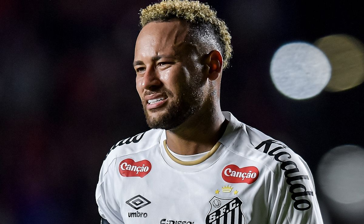Neymar no está contento, afirma Elano, exjugador del Santos y del Manchester City.