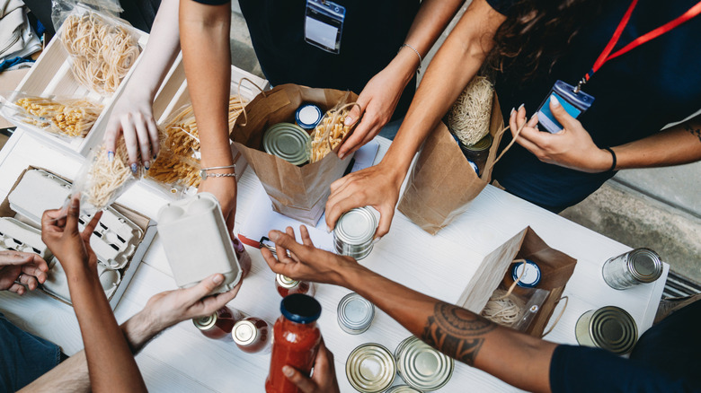 11 grocery chains that regularly donate unsold food