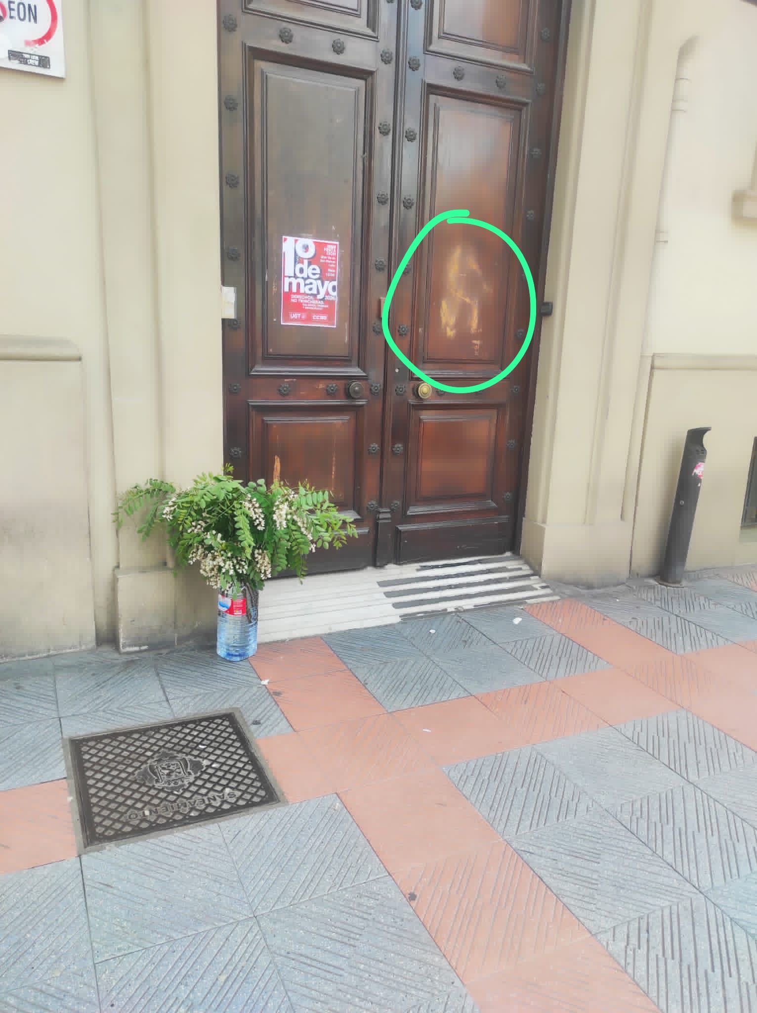 UGT León denuncia un ataque vandálico con simbología nazi en su sede ...