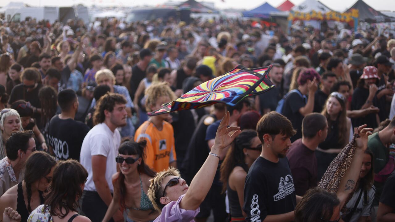 Nog altijd duizenden mensen aanwezig op illegale rave op militair ...