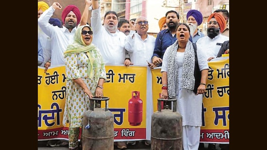 Ludhiana: AAP stages protest against LPG price hike