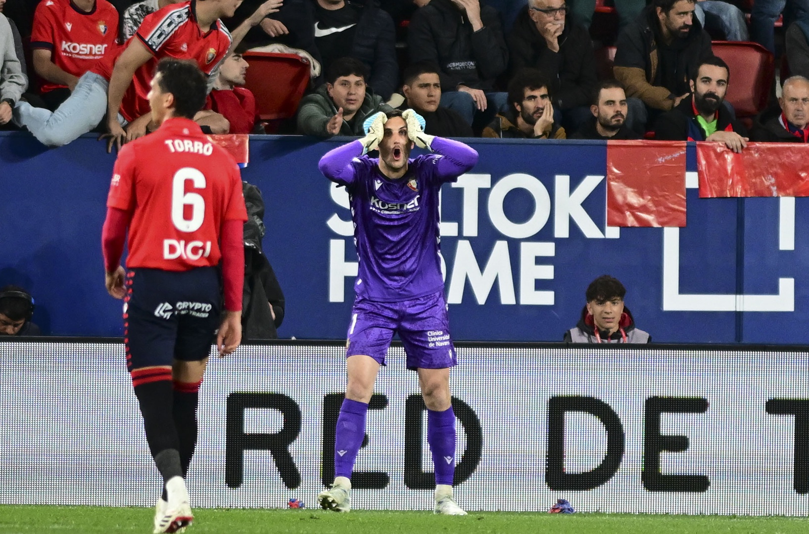 El Barcelona domina sin acierto y Osasuna responde con peligro
