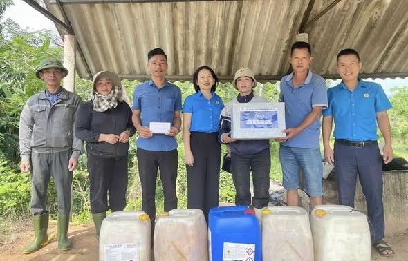Công ty CP Việt Trung Quảng Bình thăm hỏi và trao quà cho công nhân lao động