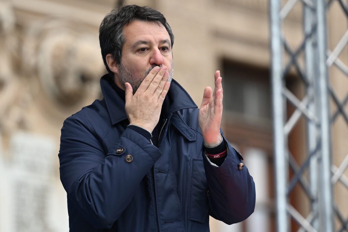 Il Ministro alle Infrastrutture e ai Trasporti Matteo Salvini aiuta Mattarella. Ansa/Carmelo Imbesi