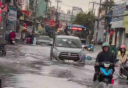 Nhiều khu vực TPHCM ngập sâu sau cơn mưa đầu mùa