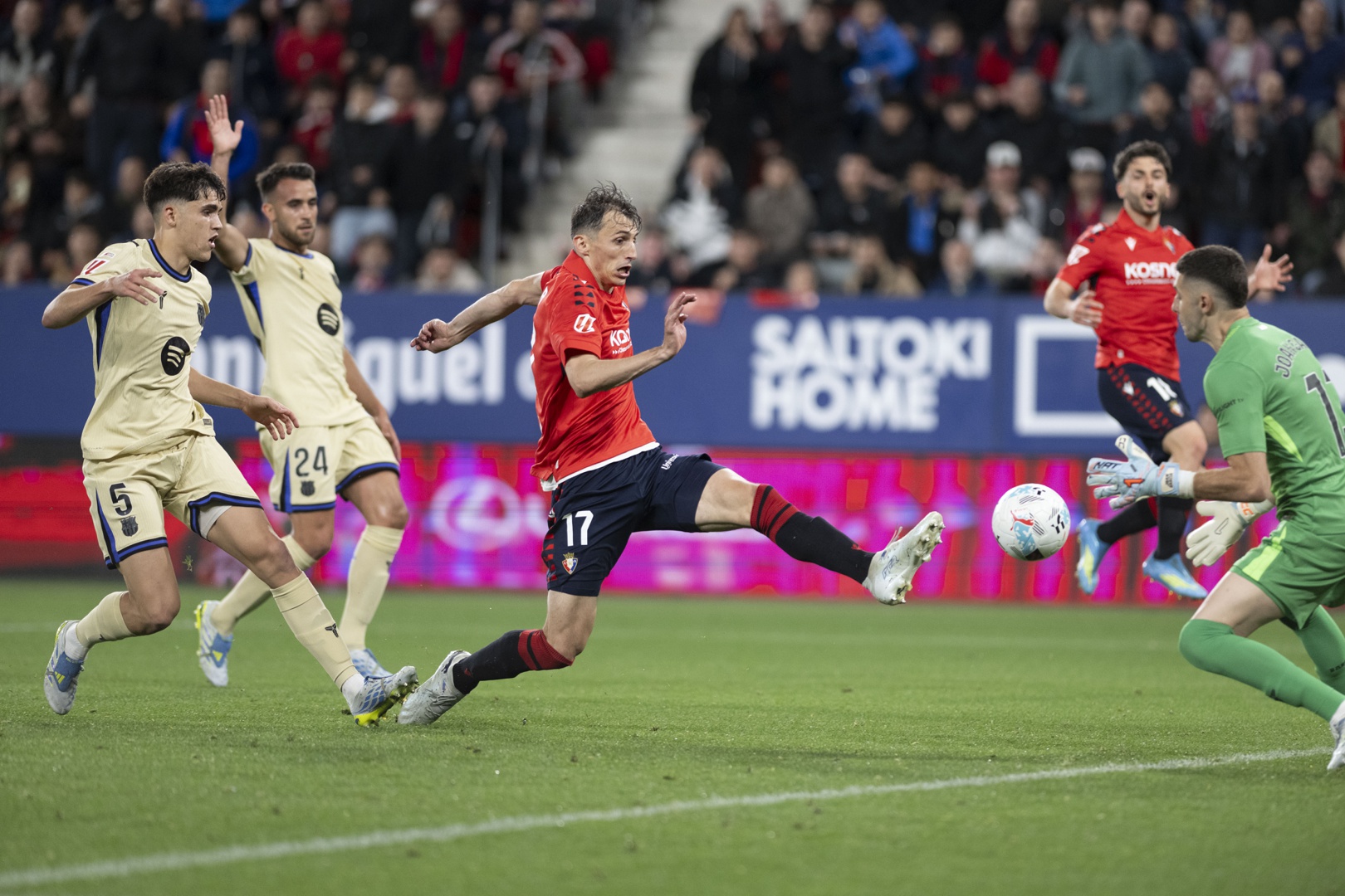 El Barcelona domina sin acierto y Osasuna responde con peligro