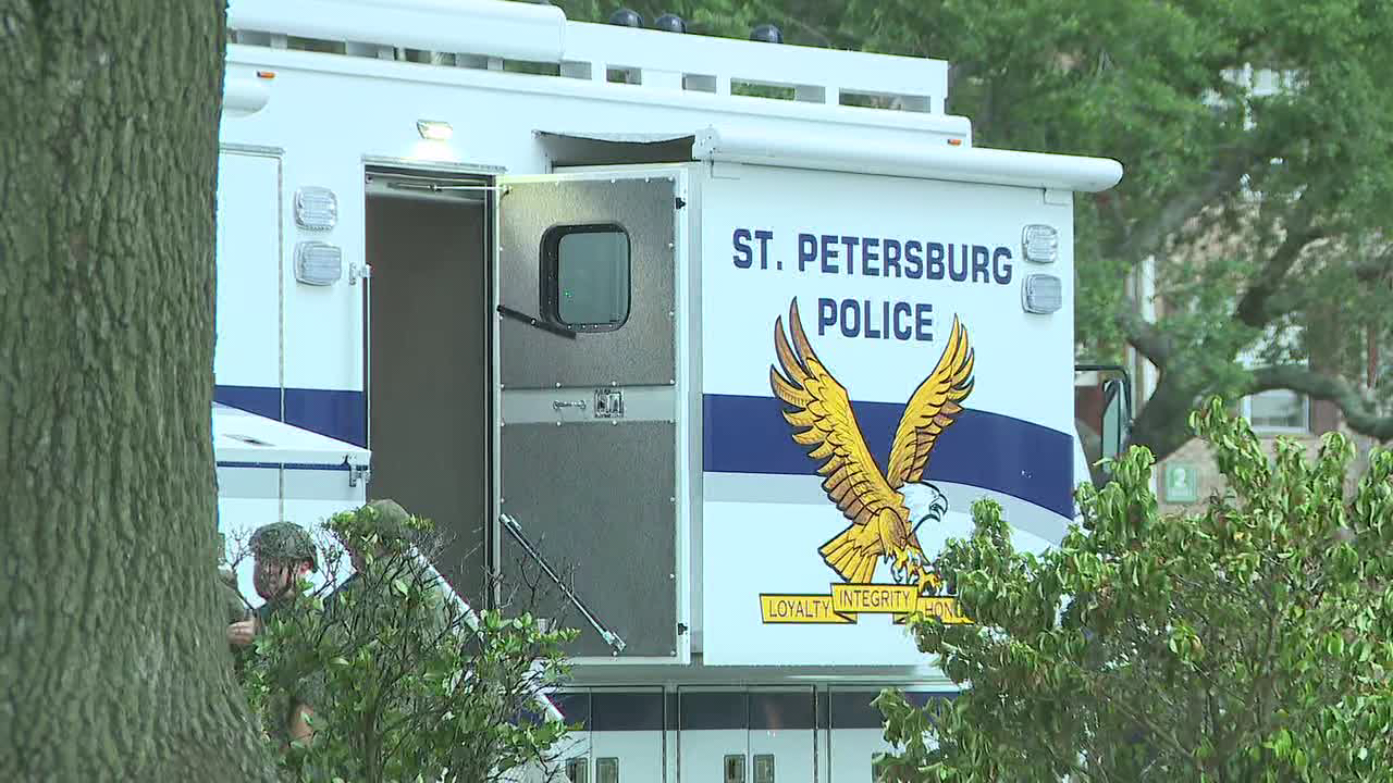 Man in custody after making threats, barricading himself in apartment ...