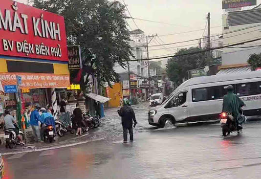 Khu vực đường Linh Đông bị ngập sâu.