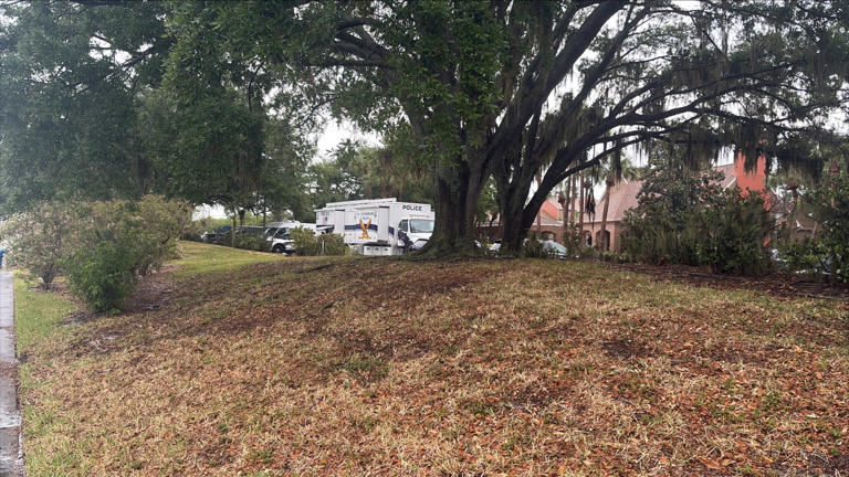 Man barricades himself at St. Pete apartment complex after making ...