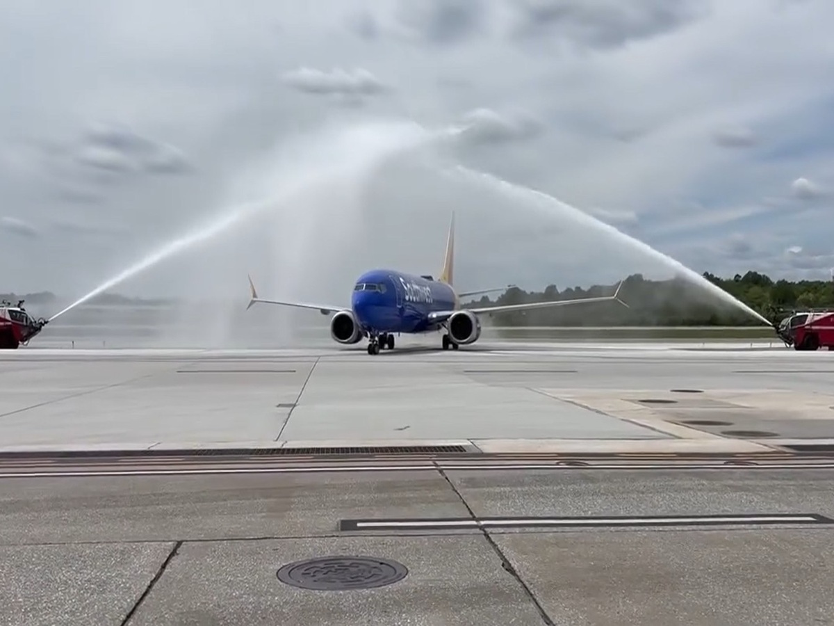 Spirit pilot misses retirement flight by one day—Southwest steps in ...