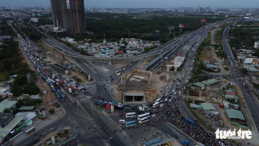 Cảnh sát giao thông TP.HCM sử dụng flycam chủ động nắm tình hình để có phương án phân luồng từ sớm, từ xa - Ảnh: MINH HÒA