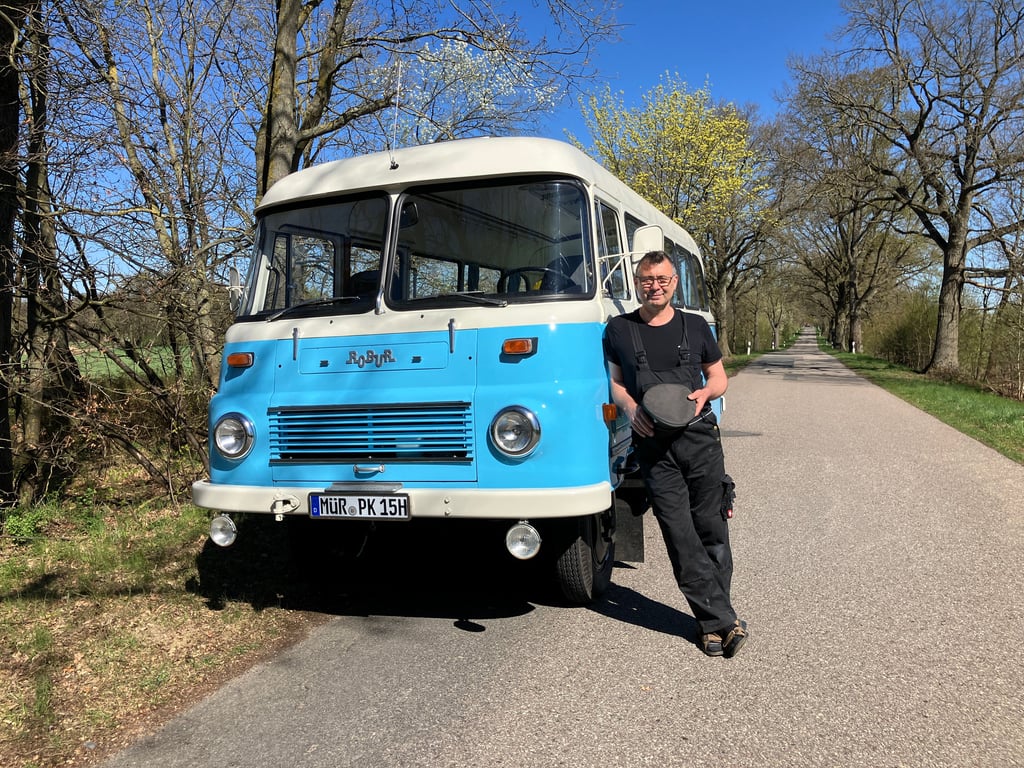 Da staunt selbst der TÜV: Mit einem DDR-Bus erfüllt sich der Oldtimer ...