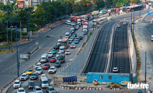 Cảnh sát giao thông Cát Lái "nắn" dòng xe, điều tiết hướng ra đường Võ Nguyễn Giáp để đi quốc lộ 1, cầu Đồng Nai nhằm giảm tải cho cao tốc TP.HCM - Long Thành dịp lễ 30-4 - Ảnh: MINH HÒA