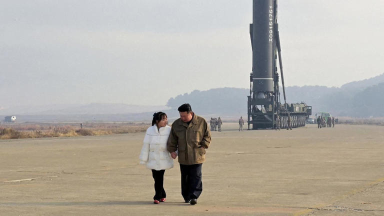 Con solo nueve años, Kim Ju Ae apareció en un acto público junto a su padre durante una inspección a un nuevo misil.