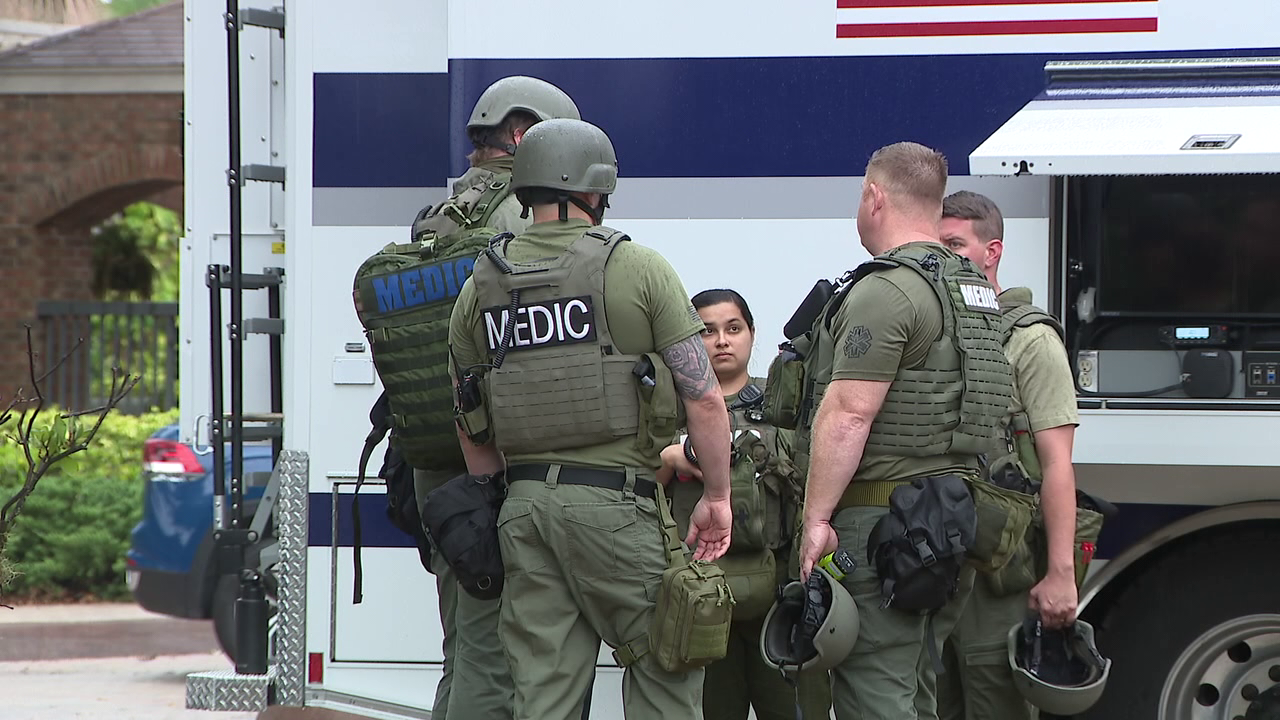 Man in custody after making threats, barricading himself in apartment ...