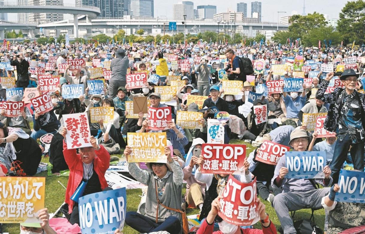 プラカードを掲げて改憲や戦争への反対をアピールする参加者たち＝3日、東京都江東区で（池田まみ撮影）