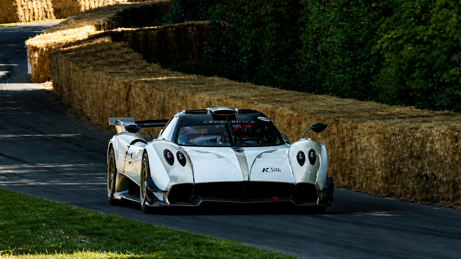 Pagani Huayra R EVO roadster shows its true performance on the track