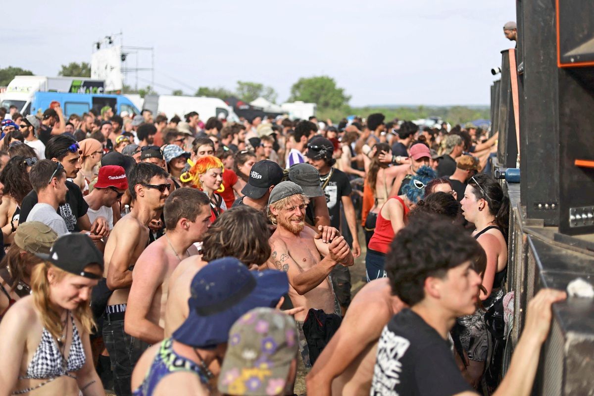 40.000 Menschen bei illegalem Rave auf französischem Schießplatz