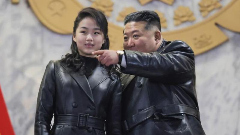 Kim Ju Ae también ha aparecido en eventos públicos vistiando prendas de cuero, un material que su padre usa frecuentemente.