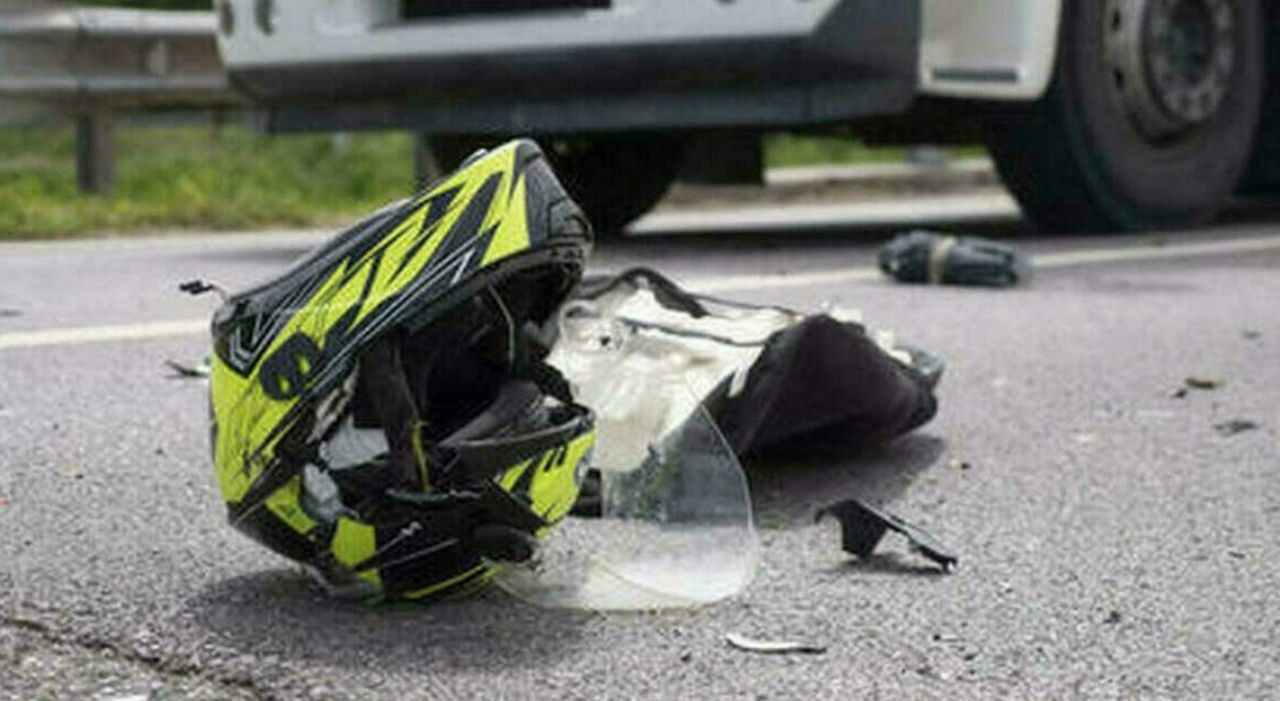 Scontro tra un'auto e una moto, morto un centauro di 42 anni: l ...