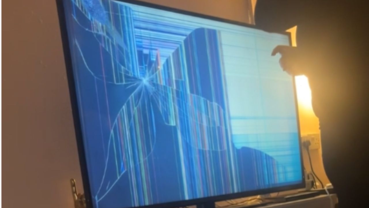 Girl tricks her dad into believing TV is ruined