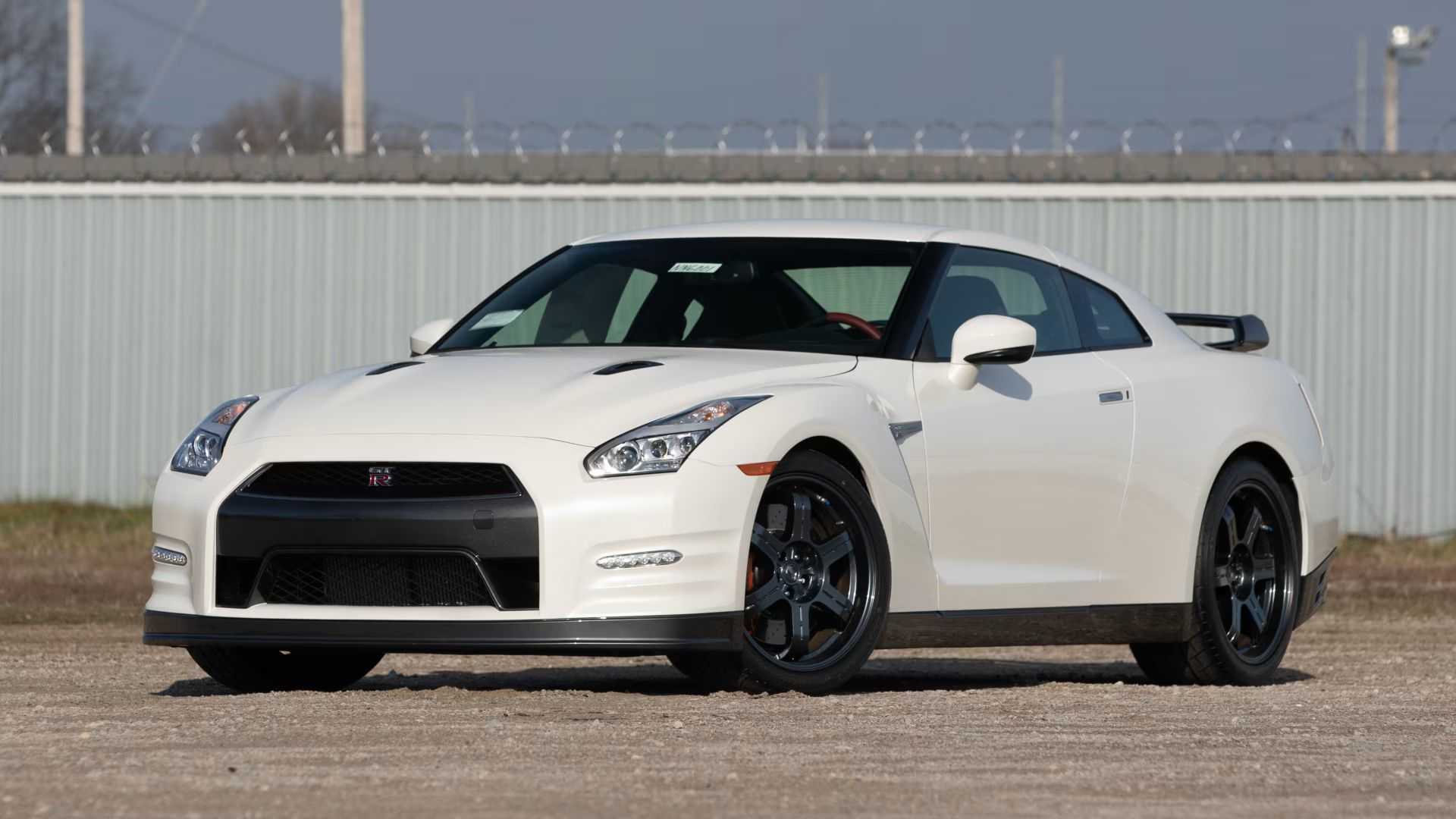Front 3/4 view of a parked 2012-2016 Nissan GT-R