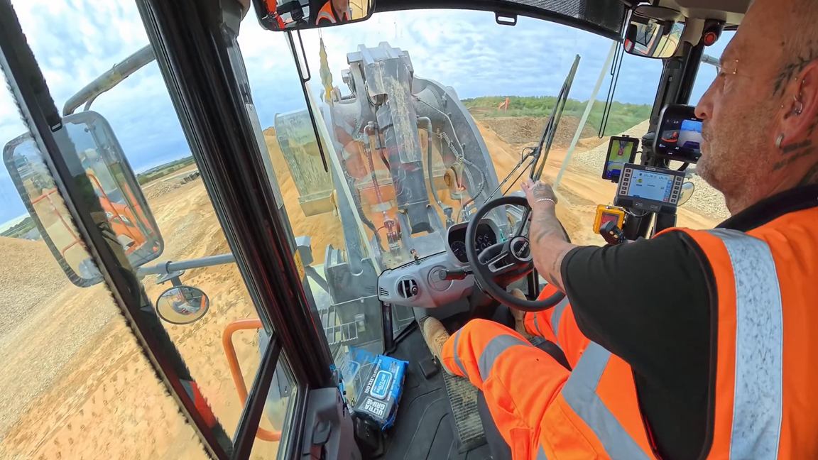 Grote bouwmachine nauwkeurig bediend door operator