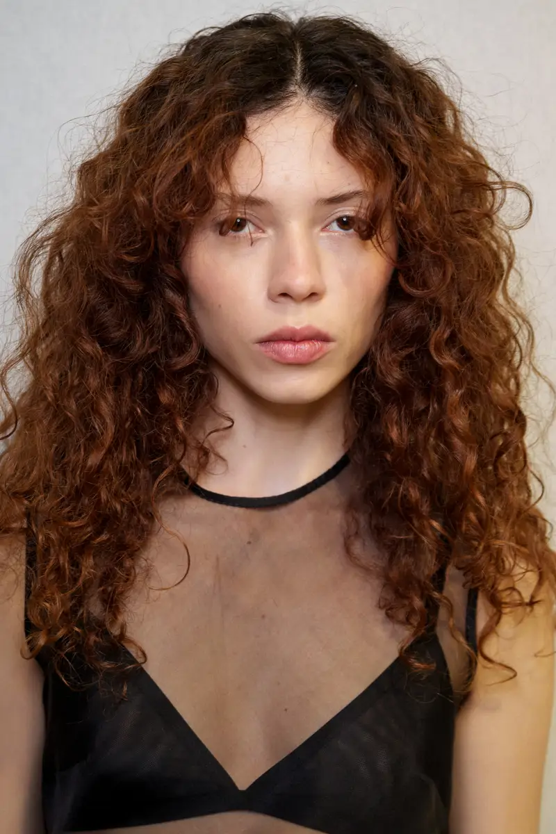 Si tienes el pelo rizado, lávatelo así para mantenerlo hidratado