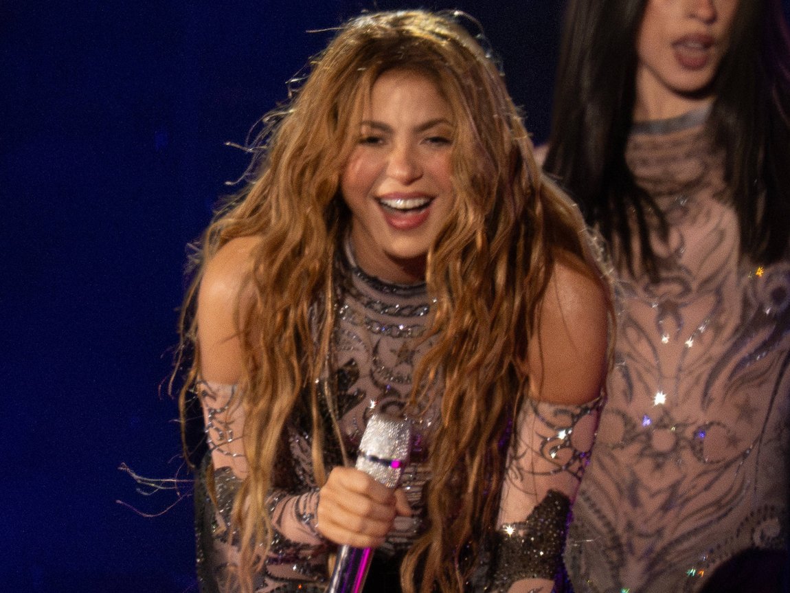 gigantic-concert-shakira-draws-two-million-to-copacabana