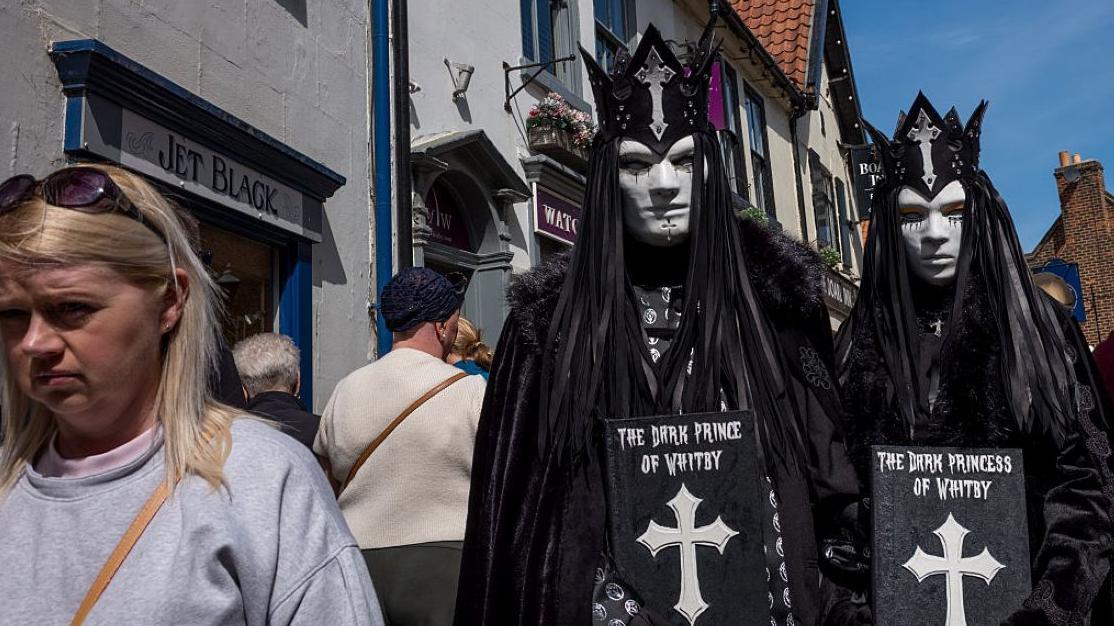 Goth festival creates catwalk for leather and lace