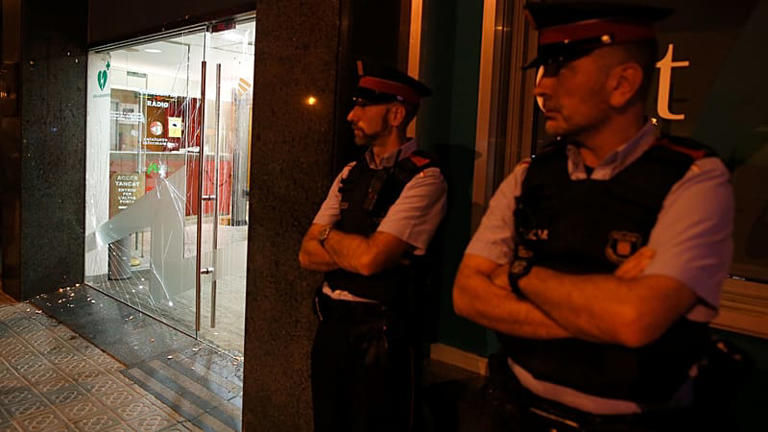 Un hombre mata a una mujer a cuchilladas en plena calle de Esplugues y ...