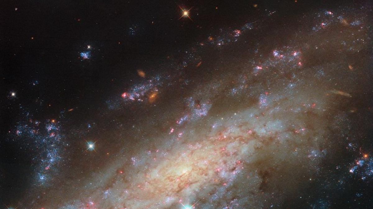 Una galaxia caótica y brillante sorprende a la NASA: así es la nueva ...