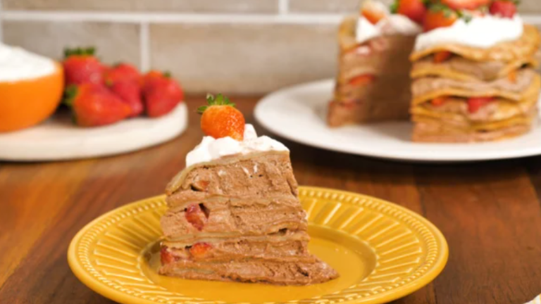 Você precisa testar essa torta doce com massa de panqueca, fica bem recheada e é simples de fazer
