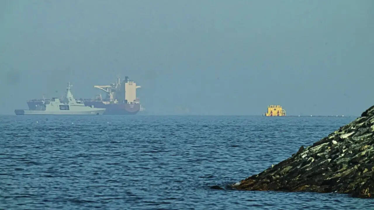 Red alert in Strait of Hormuz: Cargo ship attacked as Iran war tensions ...