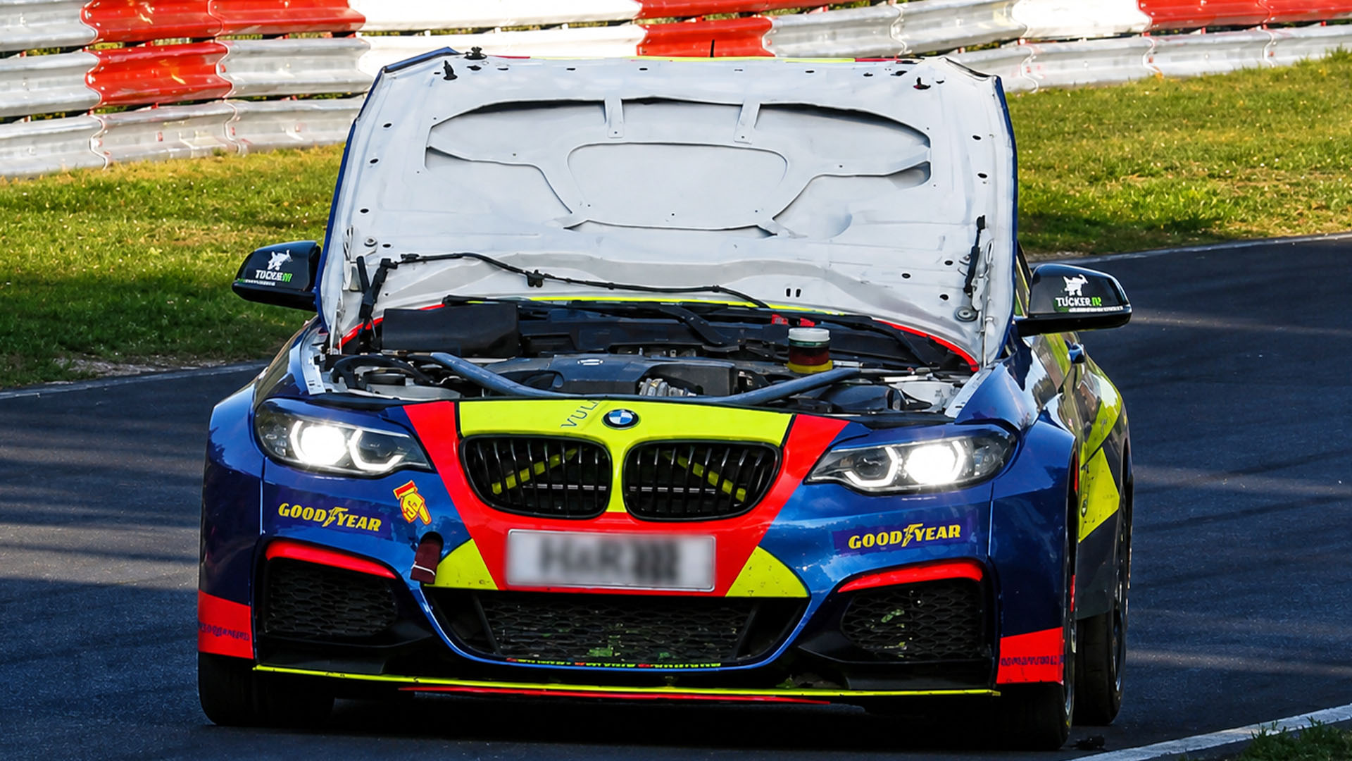 Mechanical failure turns into extreme moment on Nürburgring track action