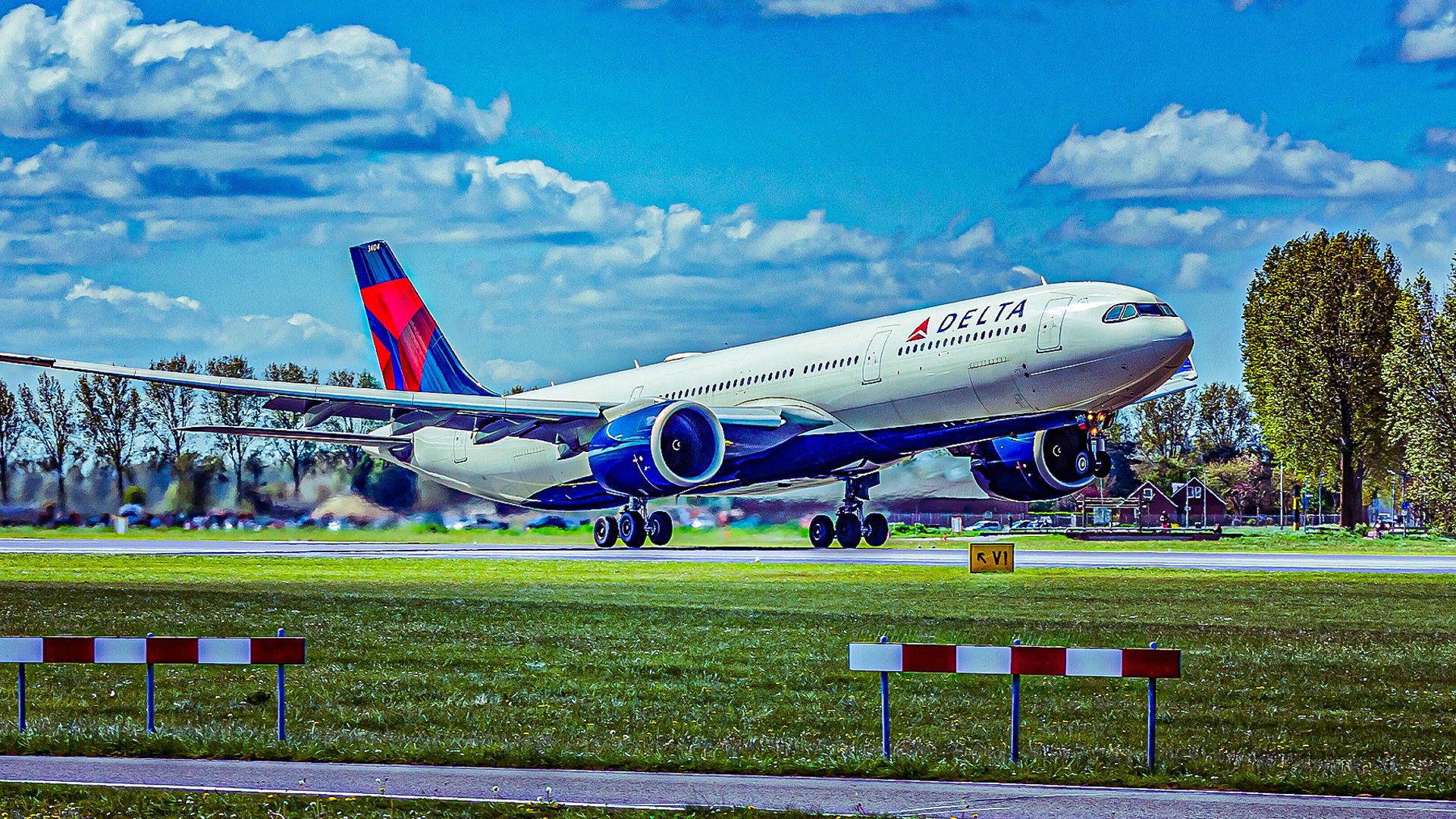 Is anybody working?: Delta passenger's gate rant as airline cancels 400 ...