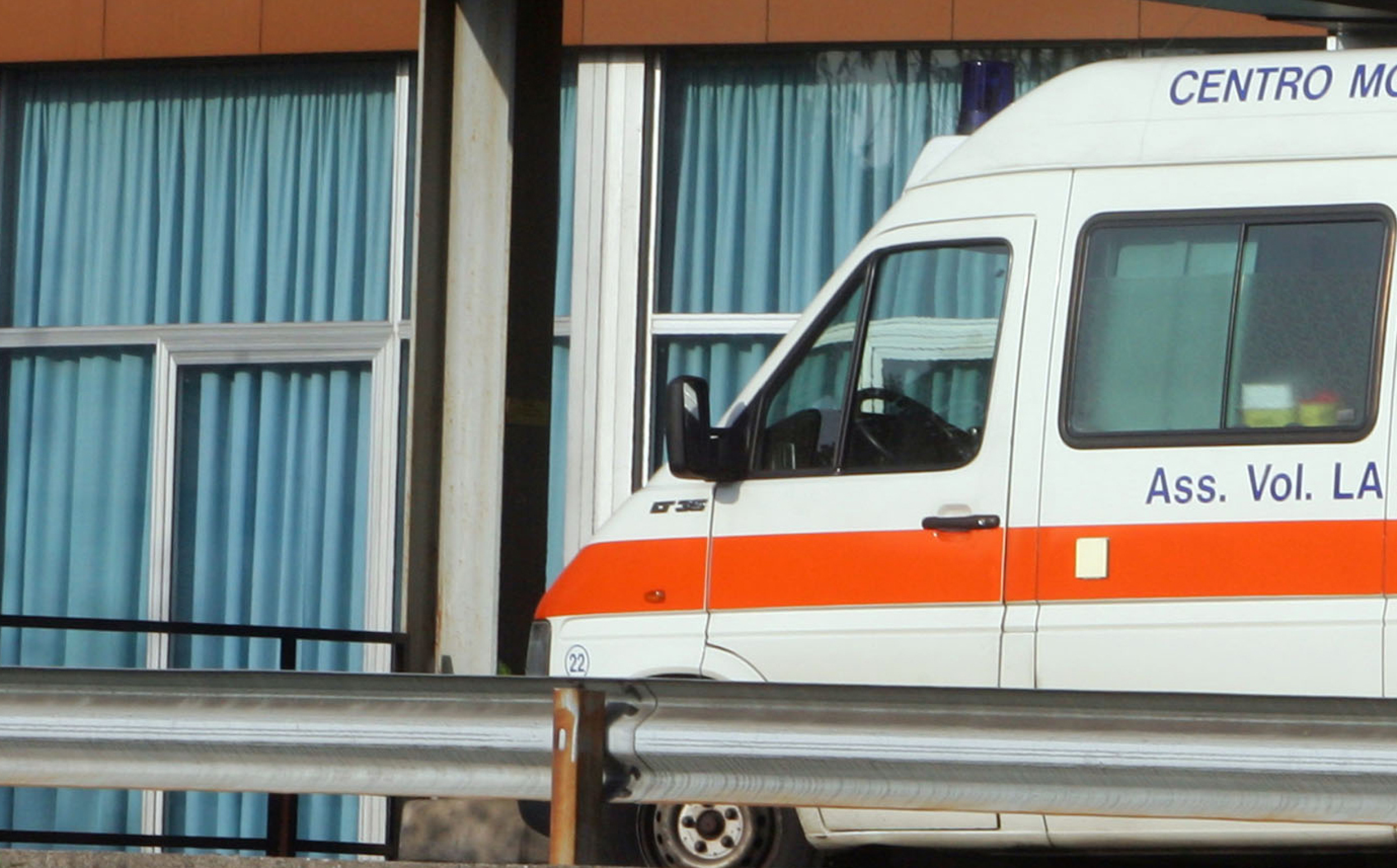 Scontro frontale fra due auto nel Forlivese, un morto e sette feriti