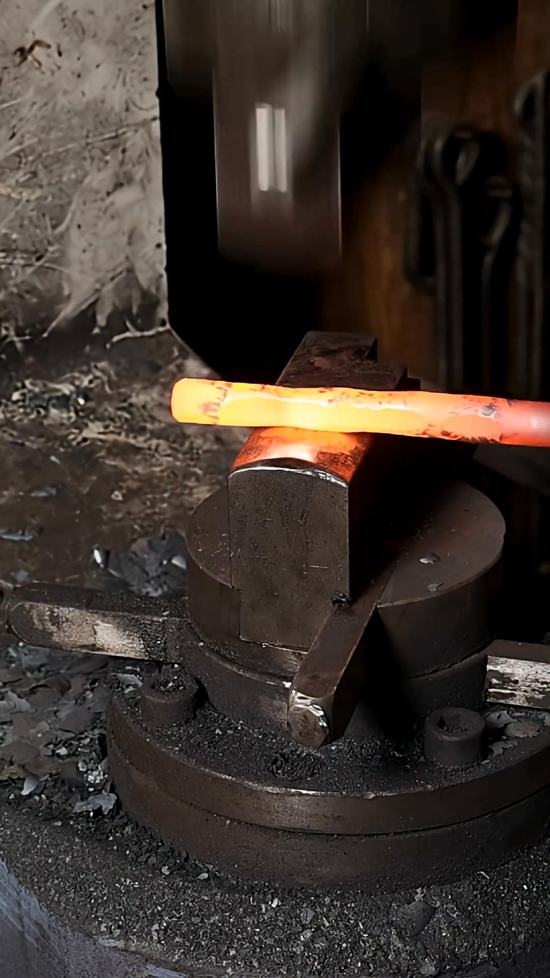 Forging a simple woodworking holdfast