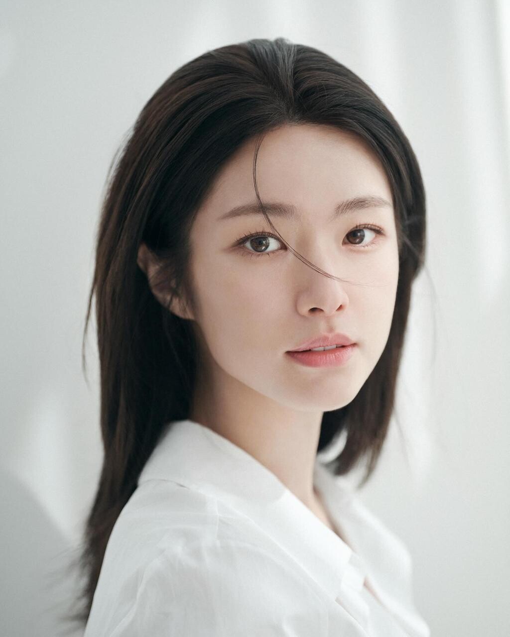 하영, 화이트 셔츠 스타일로 담은 클로즈업 화보 컷