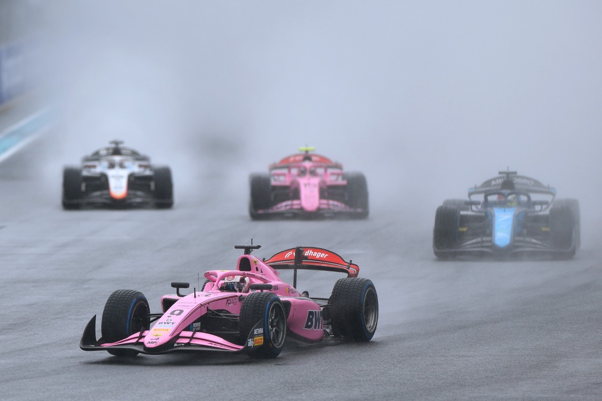 7 abandons, 4 safety car et 2 VSC : Mini remporte une course de F2 ...