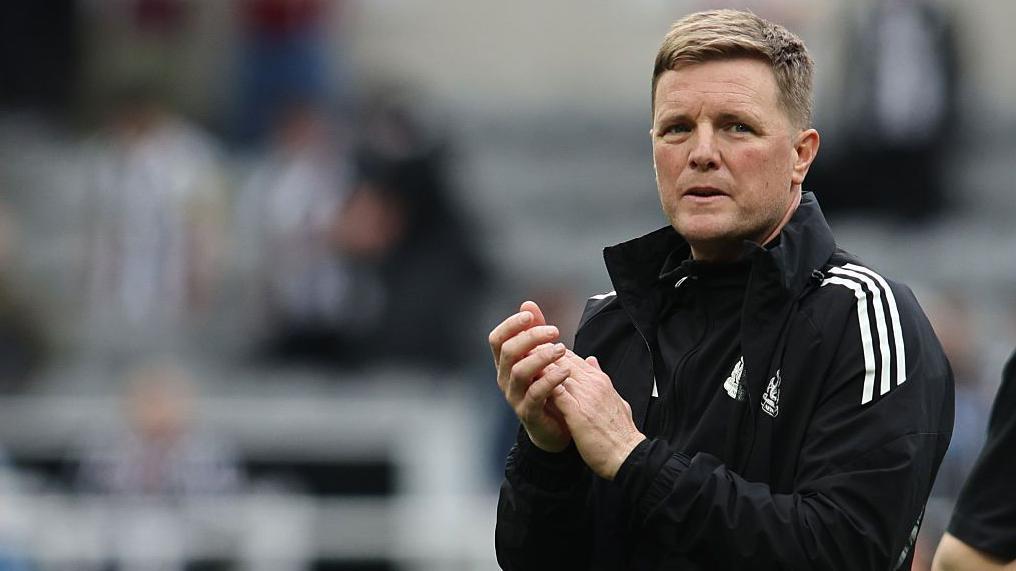 Howe set to stay in charge of Newcastle after summit
