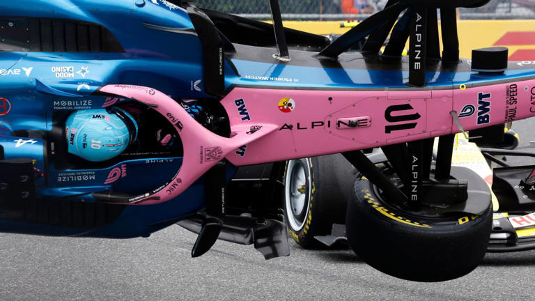 Gran Premio de Miami: El coche Alpine de Pierre Gasly vuelca contra el muro tras un contacto con Liam Lawson.