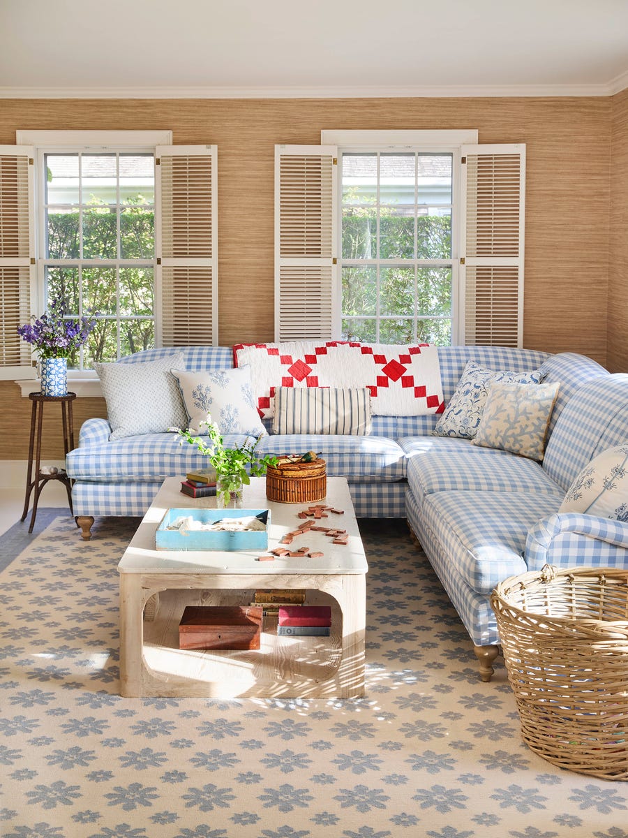 young-nantucket-cottage-living-room.jpg