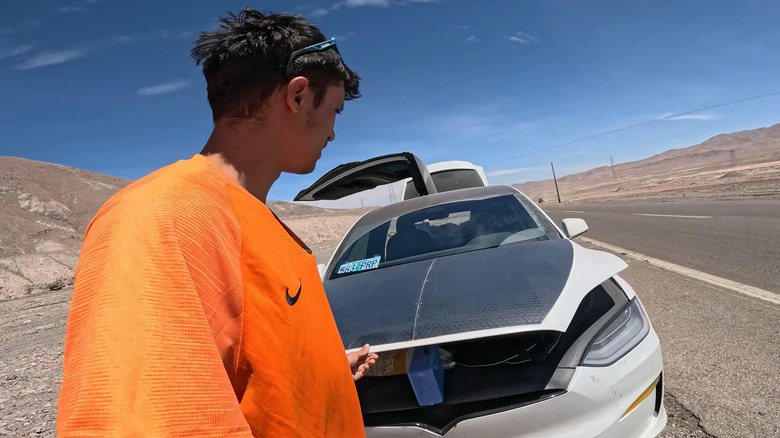 EverydaySandro plugging his solar panel into his Tesla charging port