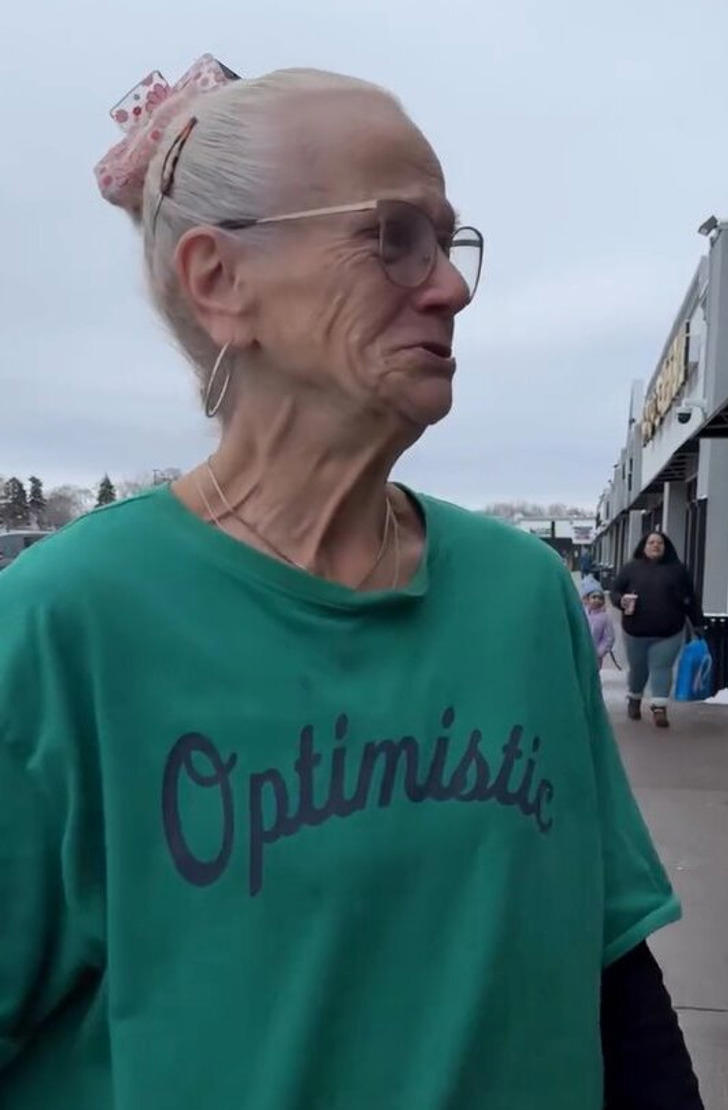 Strangers unite in kindness to help 75-year-old woman still working at ...