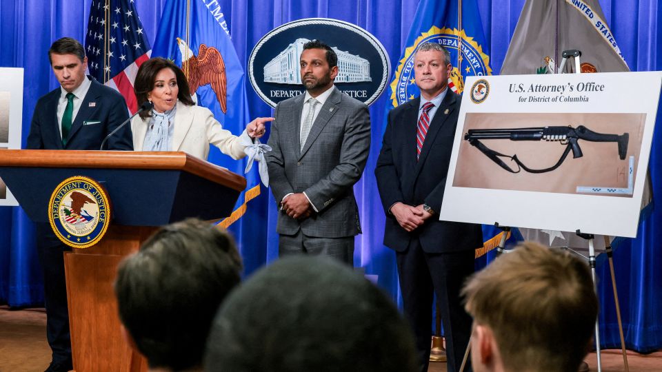 US Attorney for the District of Columbia Jeanine Pirro points at a picture of a shotgun carried by Cole Tomas Allen, the suspect in the shooting incident in Washington at the annual White House Correspondents' Association dinner. April 27, 2026. - Kylie Cooper/Reuters