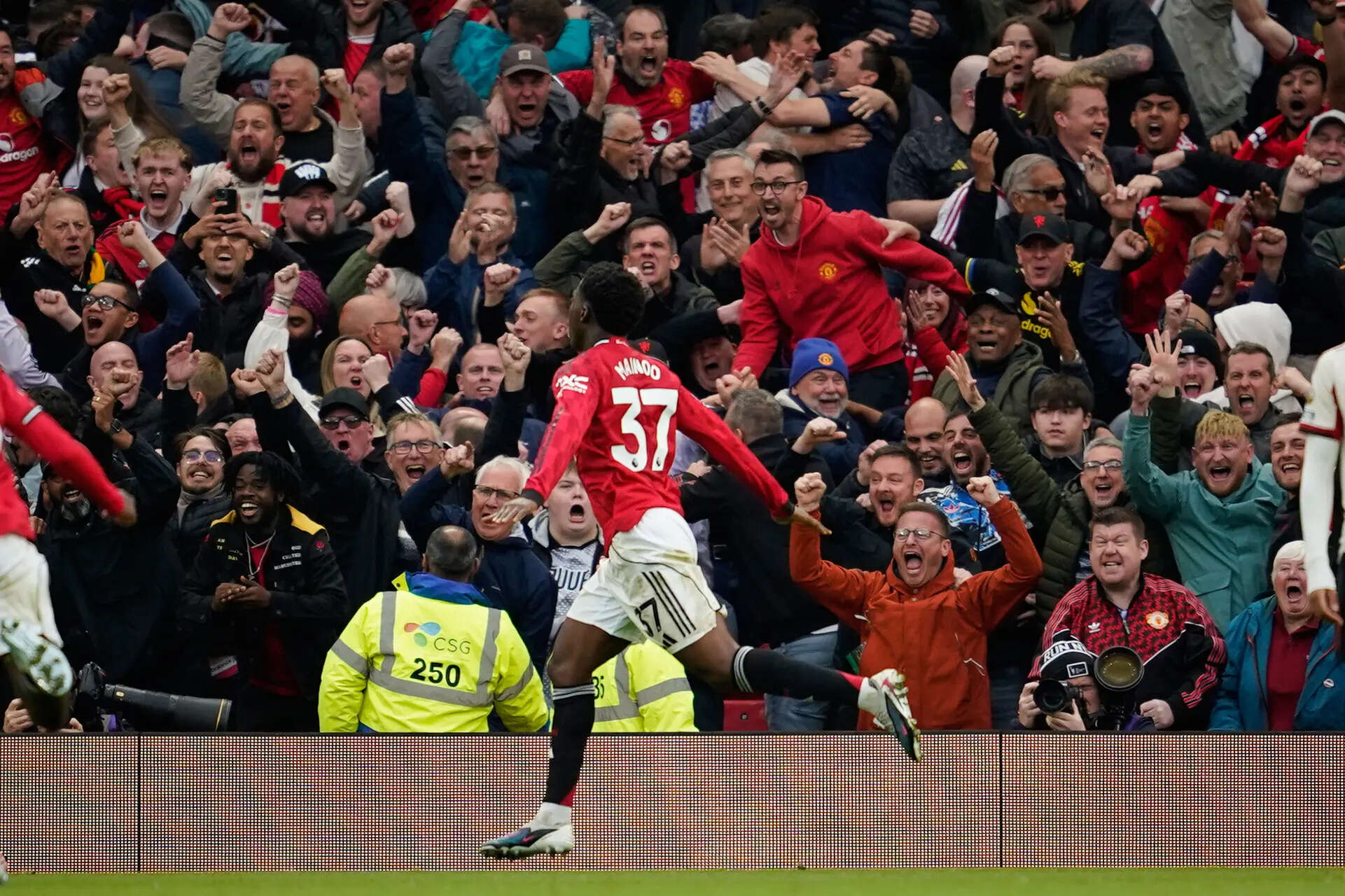 Kobbie Mainoo plays hero as Manchester United beat Liverpool in five ...