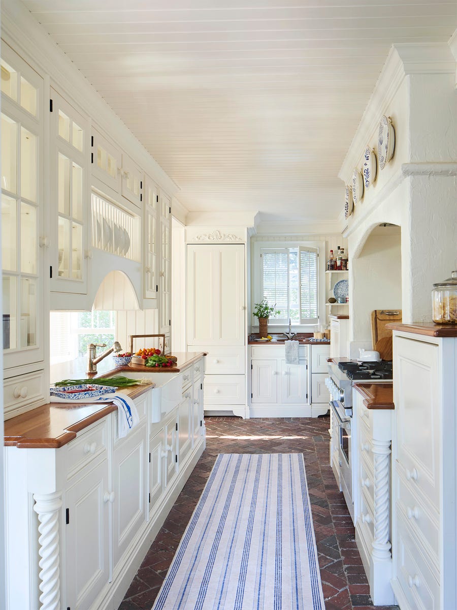 young-nantucket-cottage-kitchen.jpg